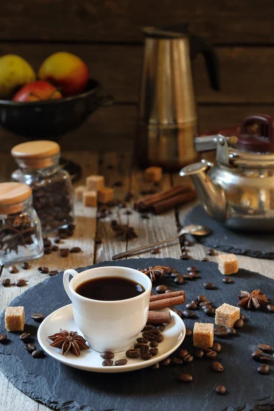 Schwarzer Kaffee mit Zimt, Anis und Rohrzucker — Stockfoto