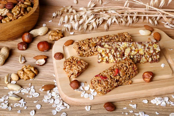 Fitness Bar granola, yulaf ezmesi ve fındık ile — Stok fotoğraf