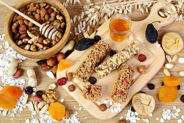 Fitness bars with granola, oatmeal, nuts, dried fruit and honey — Stock Photo, Image