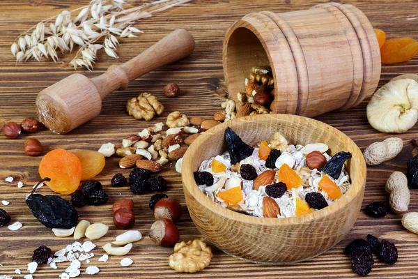 Granola con farina d'avena, noci e frutta secca — Foto Stock