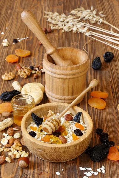 Muesli met havermout, noten, gedroogde vruchten en honing — Stockfoto