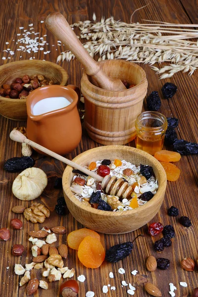 Granola con harina de avena, frutos secos, fruta seca y miel — Foto de Stock