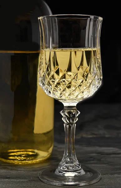Vinho branco na ardósia preta — Fotografia de Stock
