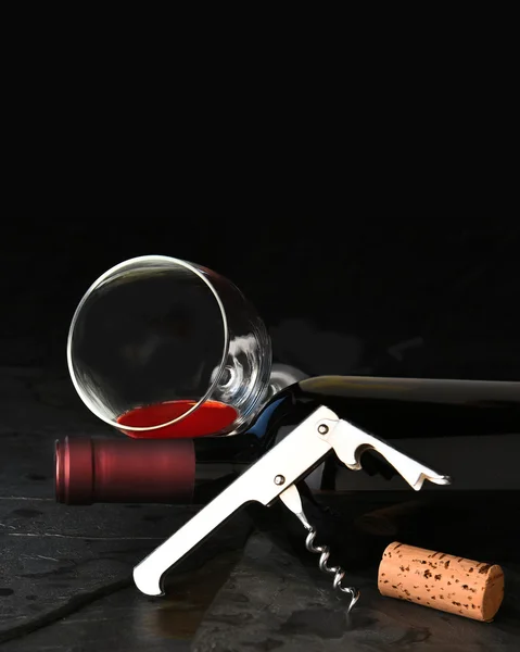 Garrafa de vinho Corkscrew de vidro na ardósia — Fotografia de Stock