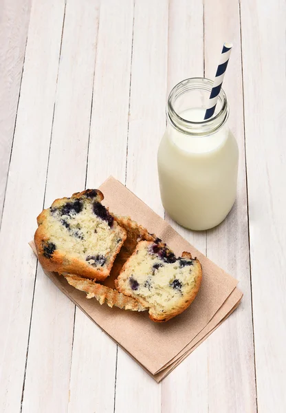 Milk and Muffin — Stock Photo, Image