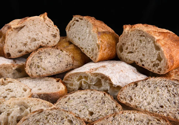 Bochníky chleba a plátky — Stock fotografie