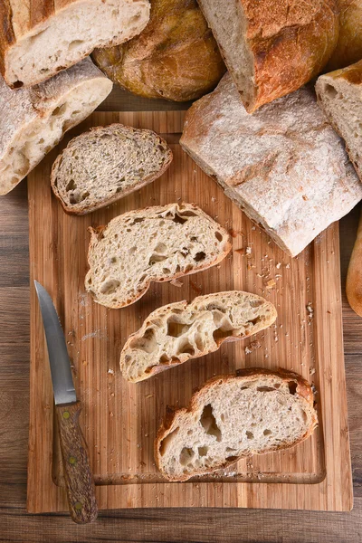 Brood verscheidenheid op snijplank — Stockfoto