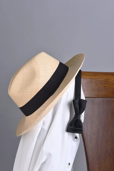 Sombrero esmoquin camisa moño corbata silla — Foto de Stock