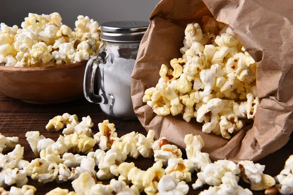 Tüte und Schale mit Popcorn — Stockfoto