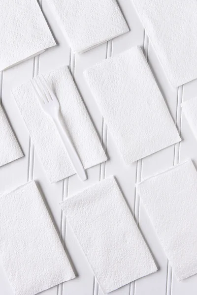 Servilletas blancas sobre mesa blanca — Foto de Stock