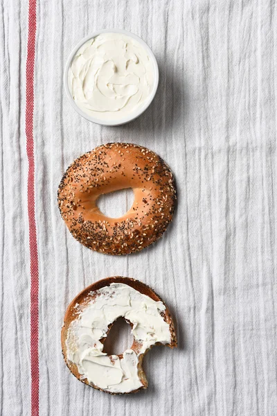 És a krémsajt bagel — Stock Fotó