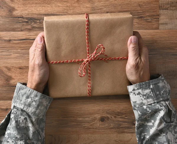 Soldat hält Paket — Stockfoto