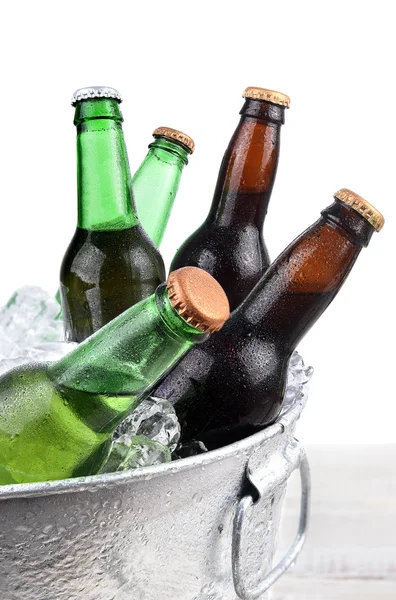 Бутылки пива на льду крупным планом — стоковое фото