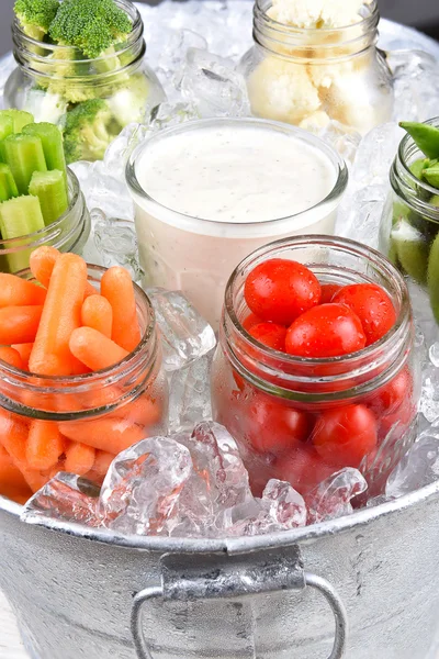 Légumes frais dans un seau à glace — Photo