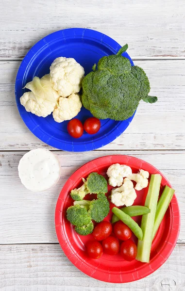 Verduras en placas de papel — Foto de Stock