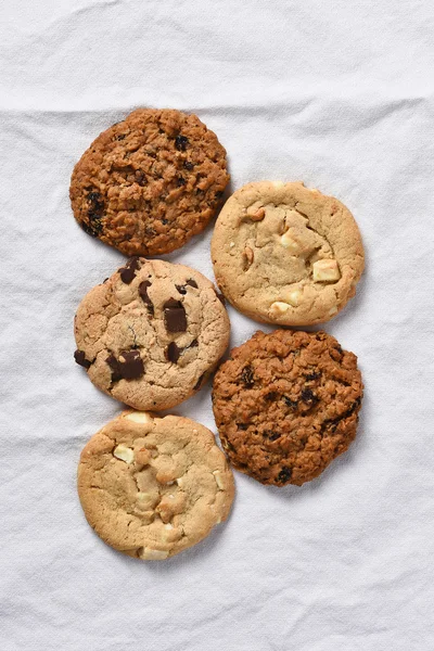 Vijf cookies op witte handdoek — Stockfoto