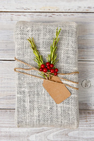 Weihnachtsgeschenk aus Stoff verpackt — Stockfoto