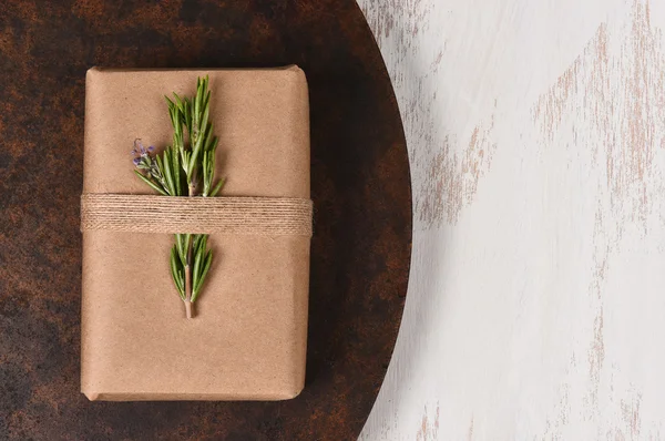 Einfach verpackte Weihnachtsgeschenke — Stockfoto