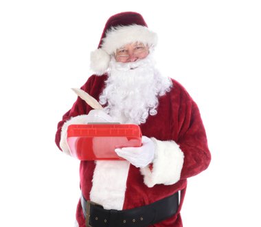 Noel Baba elinde bir pano, elinde Aqill dolma kalemle yaramaz ve güzel listesine notlar yazıyor. beyaz üzerine izole.
