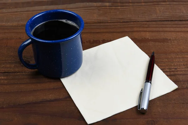 Una Tazza Caffè Con Tovagliolo Bianco Una Penna Tavolo Legno — Foto Stock