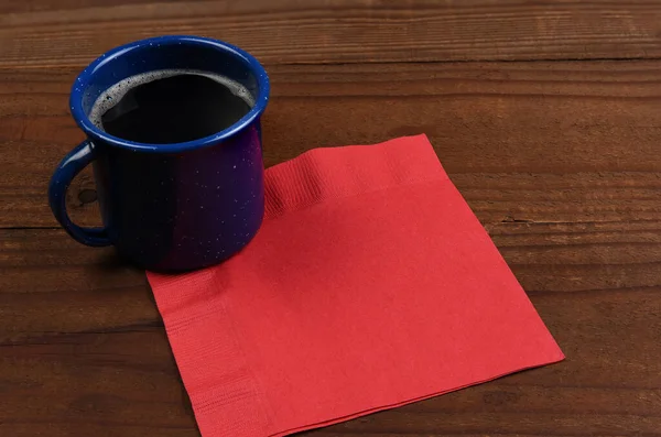 Una Taza Café Con Una Servilleta Roja Blanco Una Mesa —  Fotos de Stock