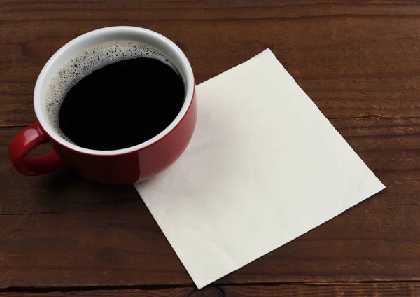 Uma Caneca Café Com Guardanapo Branco Numa Mesa Madeira Rústica — Fotografia de Stock