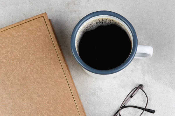 Gözlüklü Kapalı Bir Kitapla Bir Fincan Kahve Fotokopi Alanı — Stok fotoğraf