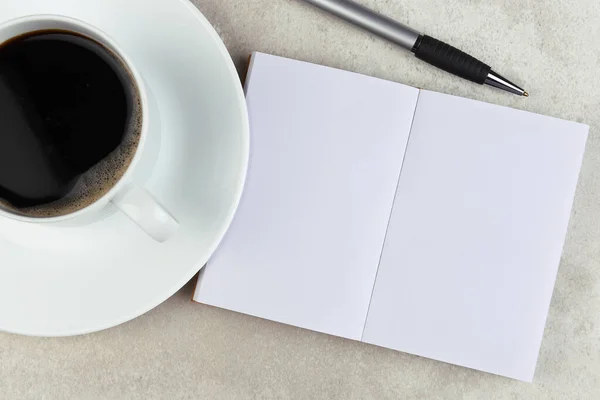 Flat Položte Zátiší Obchodního Stolu Coffee Cup Notebook Otevřený Prázdné — Stock fotografie