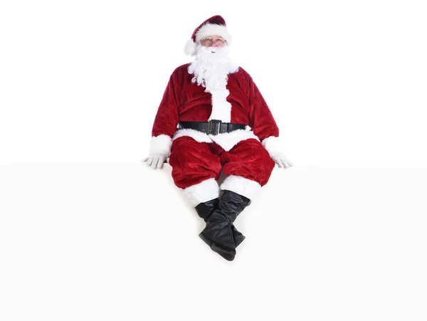 Homem Sênior Traje Tradicional Papai Noel Sentado Uma Parede Branca — Fotografia de Stock