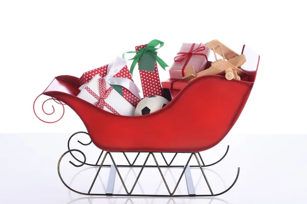 Papai Noel Sleigh Cheio Presentes Brinquedos Isolado Branco — Fotografia de Stock