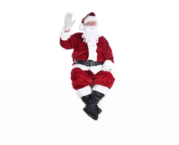 Ein Älterer Mann Traditionellen Weihnachtsmannanzug Sitzt Auf Einer Weißen Wand — Stockfoto