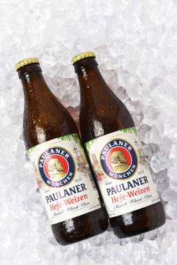IRVINE, CALIFORNIA - 29 NOV 2020: Münih, Almanya 'dan gelen iki şişe Paulaner Hefe-Weizen buğday birası.