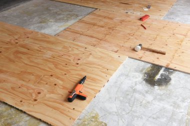 Yeniden yapılanma projesi. Kontrplak paneller döşeniyor ve yeni döşemeler için mevcut beton levha hazırlanıyor.