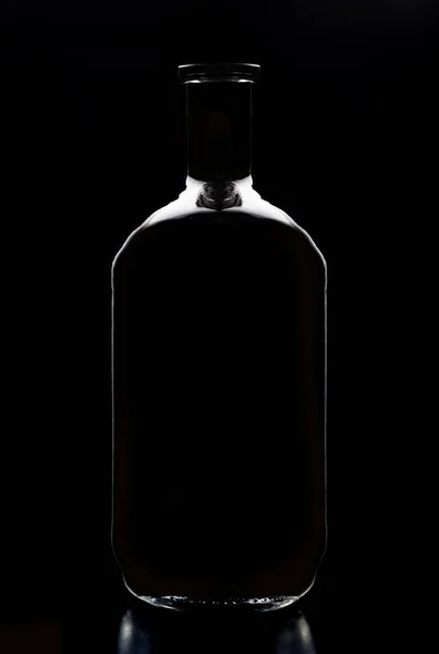 Una Bottiglia Liquore Vuota Silhouette Con Riflesso Isolata Nero — Foto Stock