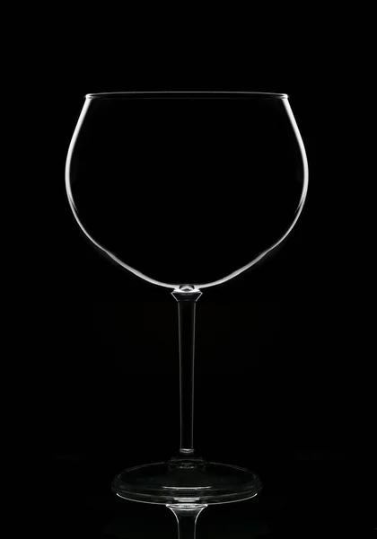 空のワイングラスのシルエットに反射し 黒に隔離された — ストック写真