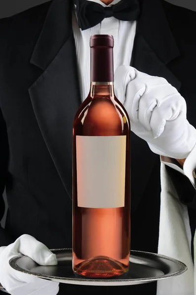 Großaufnahme Eines Sommeliers Der Eine Flasche Rose Oder Blush Wine — Stockfoto