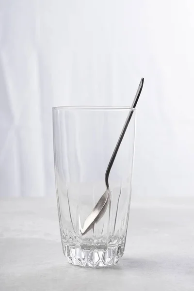 High Key Bild Eines Teelöffels Einem Leeren Glas Vor Einem — Stockfoto