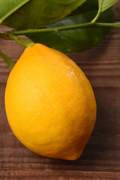 Closeup High Angle Shot Single Lemon Stem Leaves Attached Rustic — Stock Photo, Image