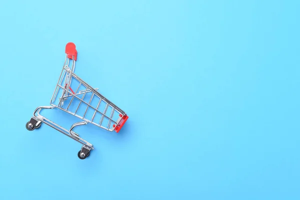 Side View Grocery Shopping Cart Laying Blue Background Copy Space — Stock Photo, Image