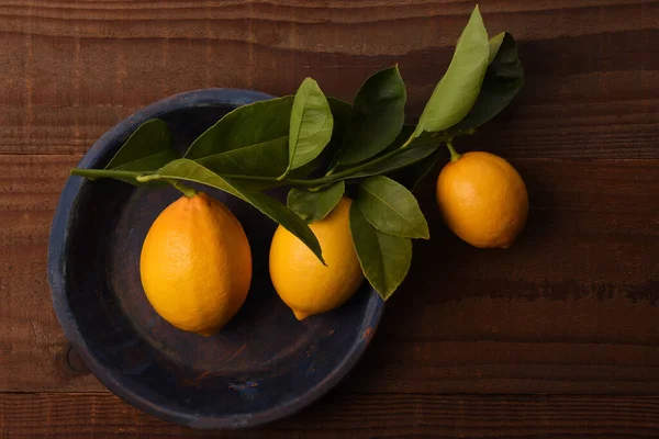 Flat Lay Still Life Group Fresh Picked Lemons Attached Leaves — Stock Photo, Image