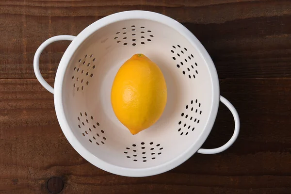 Eine Einzige Zitrone Weißen Sieb Auf Einem Küchentisch Aus Dunklem — Stockfoto