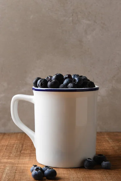 Blueberry Still Life Uma Caneca Branca Cheia Mirtilos Frescos Colhidos — Fotografia de Stock