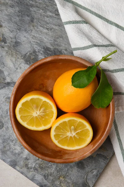 Limón Cortado Fruta Entera Con Hojas Tazón Madera Sobre Pizarra —  Fotos de Stock