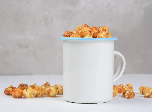 Mugg Caramel Corn Vit Rustik Trä Bord Och Ljusgrå Bakgrund — Stockfoto