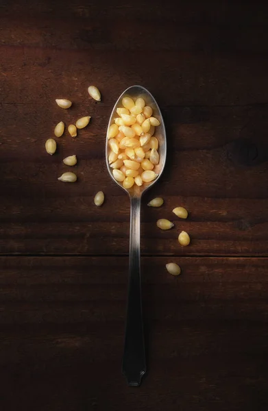 Cuchara Llena Granos Palomitas Maíz Una Mesa Rústica Madera Oscura —  Fotos de Stock