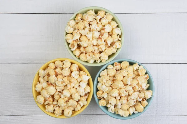 Három Különböző Színű Tálból Készült Friss Popcornnal Töltött Felső Felvétel — Stock Fotó