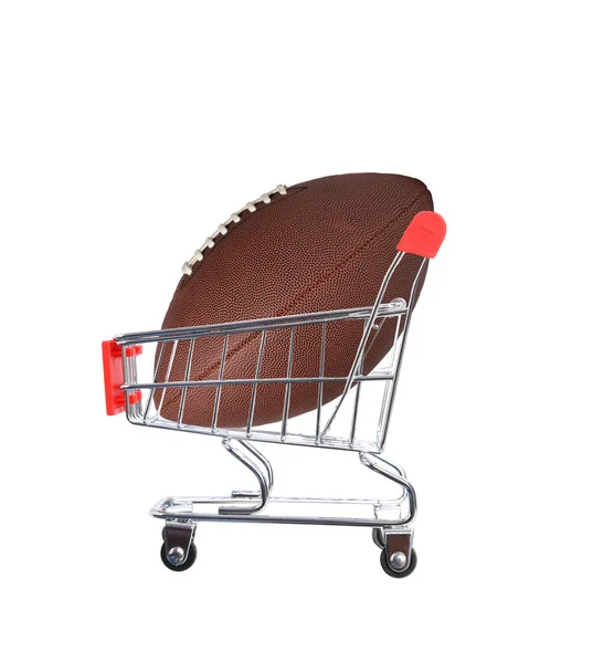 白に隔離された食料品店のショッピングカート内のアメリカンフットボール — ストック写真