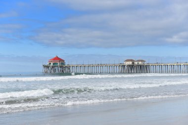 HUNTINGTON BEACH, CALIFORNIA - 22 JAN 2020: Huntington Beach pier and coastline looking out over the waves