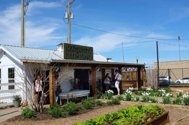 WACO, TEXAS - 19 Mart 2018: Magnolia Tohum ve Tedarik. Bahçe dükkanı Magnolia Market 'in bahçesinde..