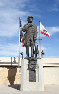 CHIRIACO SUMIT, CA - 10 Aralık 2016: General Patton Memorial Museum. Kaliforniya çölünde bir milyon askerin eğitim gördüğü Çöl Eğitim Merkezi 'nin (DTC) yakınındaki müzenin önündeki General Heykeli onuruna dikildi..